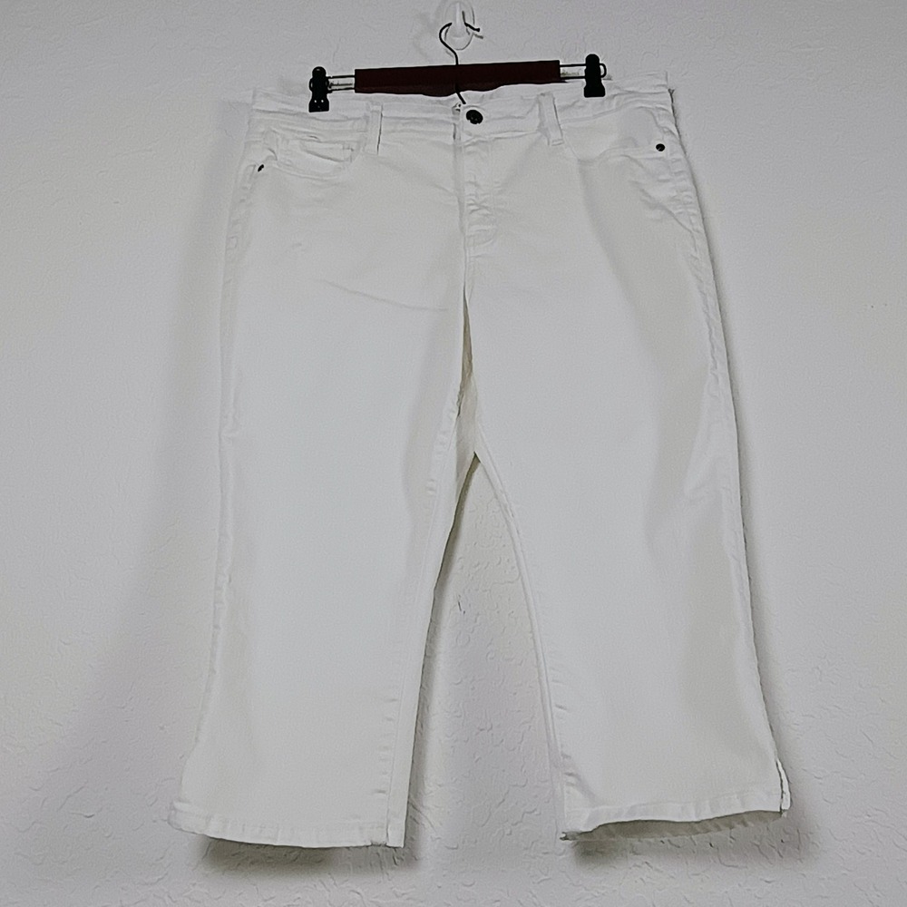 St. John's Bay Women's White Capri Pants Size 16 Mid Rise Straight Leg‎